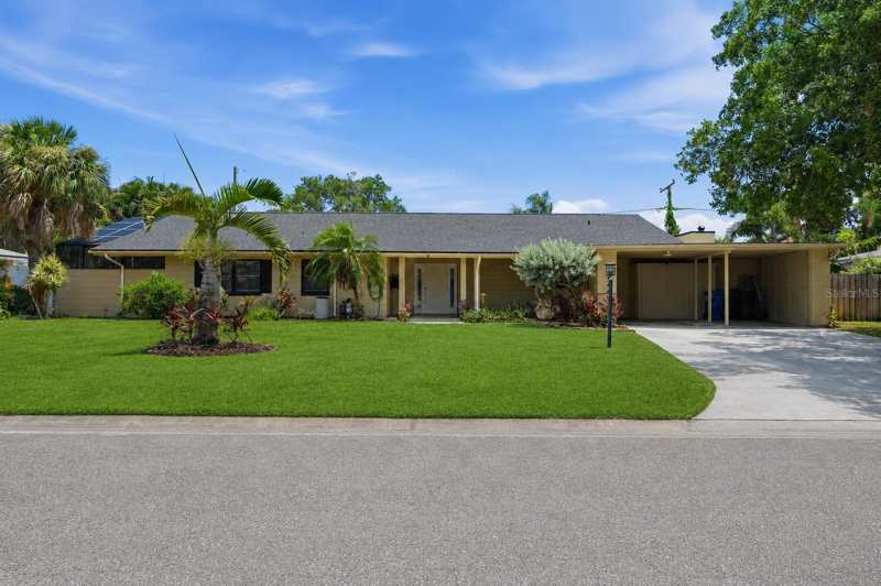4 bedroom Single Family Residence at 3944 49th Avenue, Maximo Moorings, St Petersburg — photo 1