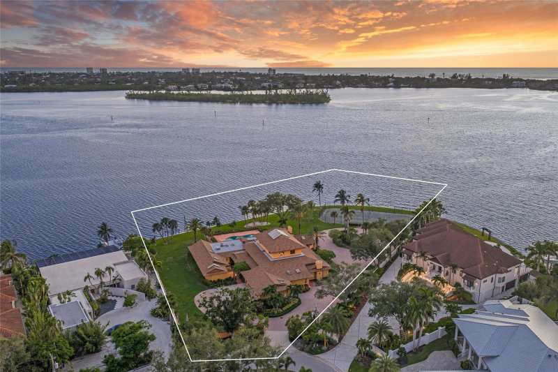 4 bedroom Single Family Residence at 1136 N Lake Shore Drive, Oyster Bay Estates, Sarasota — photo 1