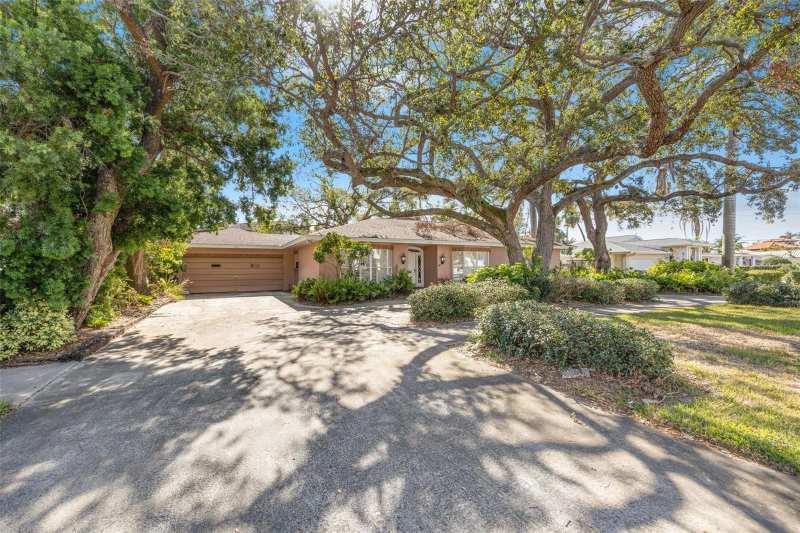 3 bedroom Single Family Residence at 215 Snell Isle Boulevard, Merhige Rep, St Petersburg — photo 1