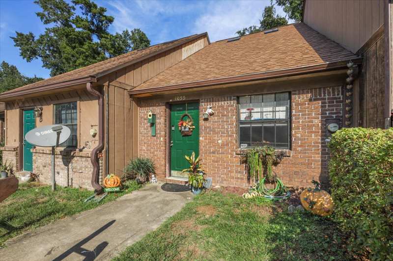 2 bedroom Townhouse at 1055 Ocala Road, Continental Oaks Unit 3, Tallahassee — photo 1