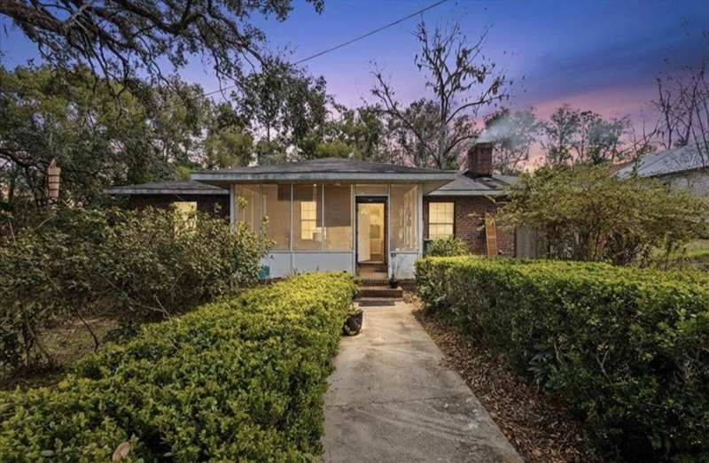 3 bedroom Detached at 213 SW Valentine Avenue, Vickers Addition, Madison — photo 1