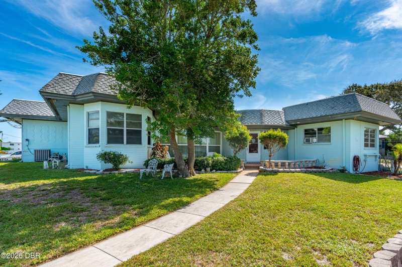 3 bedroom Single Family Residence at 2201 S Peninsula Drive, Bridgeport Heights, Daytona Beach — photo 1