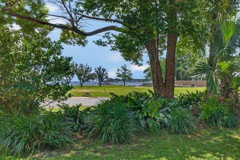 3 bedroom Detached Single Family at 284 NE Beachview Drive, Garnier's Beach, Fort Walton Beach — photo 1