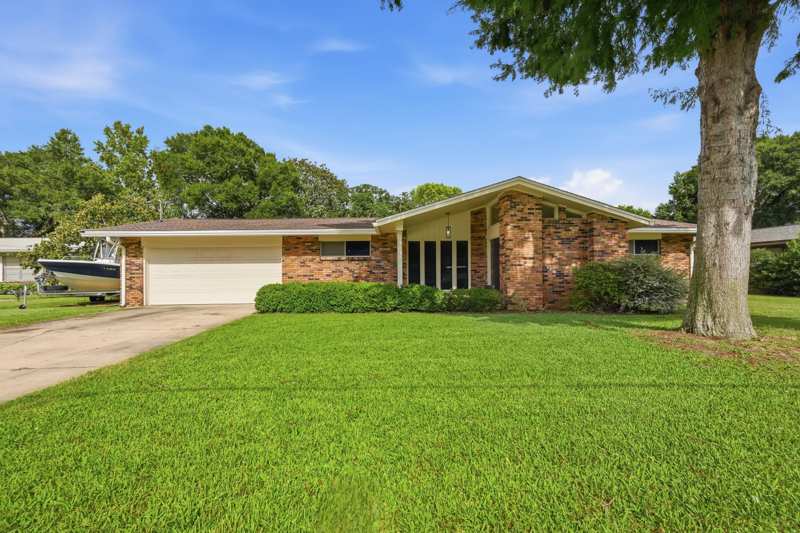 4 bedroom Detached Single Family at 628 NE Powell Drive, Country Club Estates 1st Addn, Fort Walton Beach — photo 1