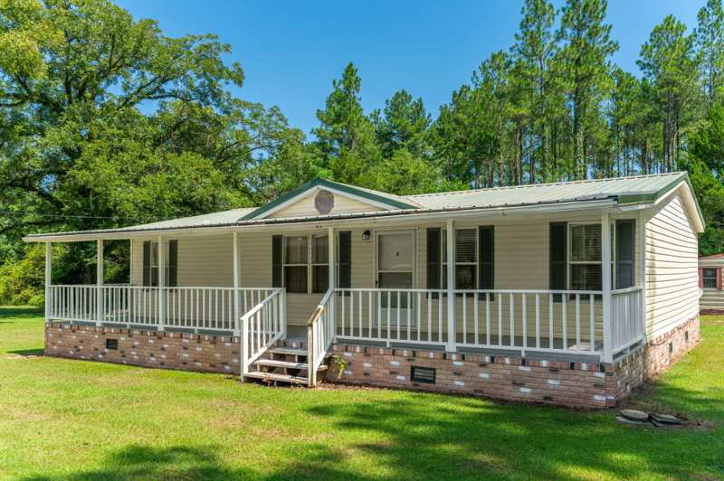 3 bedroom Mobile Home at 6423 Old River Road, Baker, Baker — photo 1