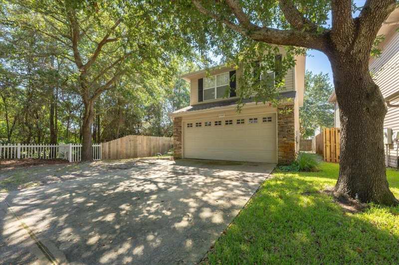 3 bedroom Detached Single Family at 2708 Apple Blossom Court, Summerwood S/D, Shalimar — photo 1