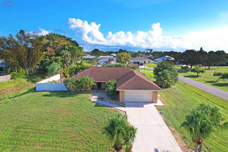 3 bedroom Single Family Residence at 1991 SE Aires Lane, Port St Lucie Section 13, Port St. Lucie — photo 1