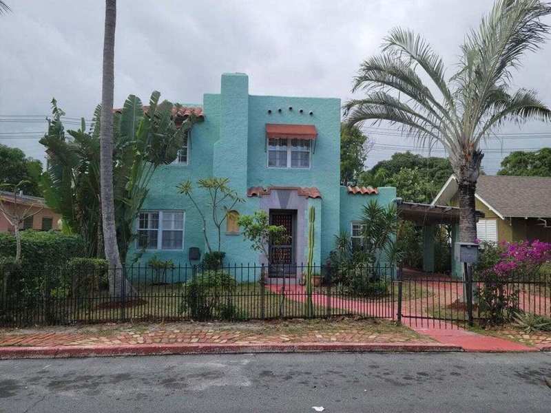 3 bedroom Single Family Residence at 121 S B Street, Town Of Lake Worth, Lake Worth Beach — photo 1