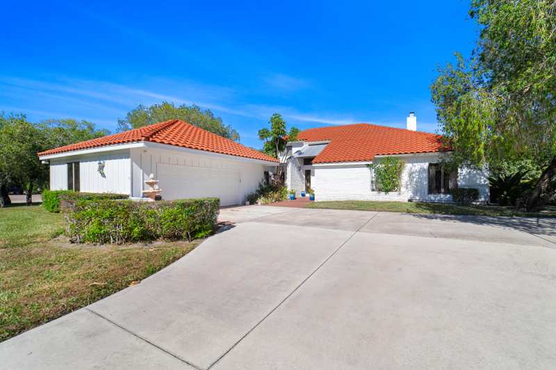 3 bedroom Single Family Residence at 3000 Conifer Drive, Hole In One Circle, Fort Pierce — photo 1