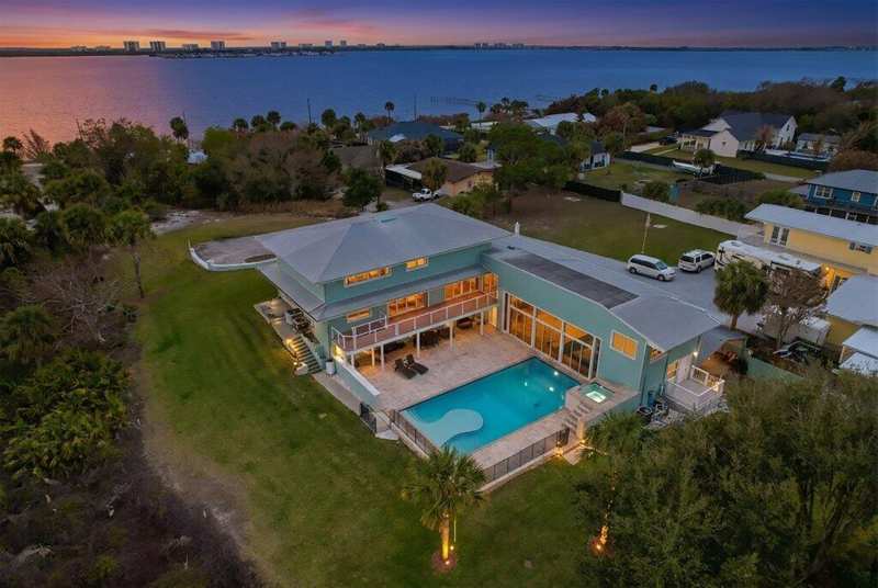 5 bedroom Single Family Residence at 3712 E Mockingbird Hill, Metes And Bounds, Jensen Beach — photo 1