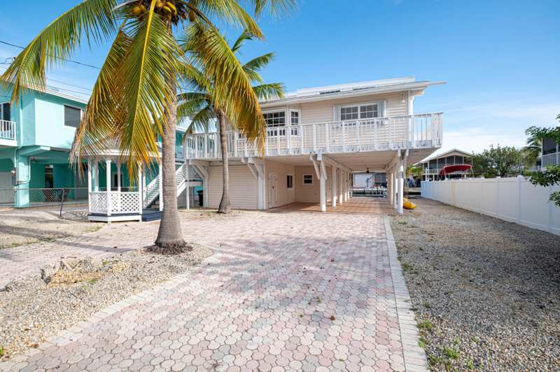3 bedroom Single Family Residence at 126 3rd Lane, Winston Waterway (102.0), Key Largo — photo 1