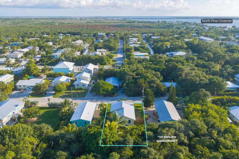 3 bedroom Single Family Residence at 29283 Coconut Palm Drive, Eden Pines Colony (29.0), Big Pine Key — photo 1