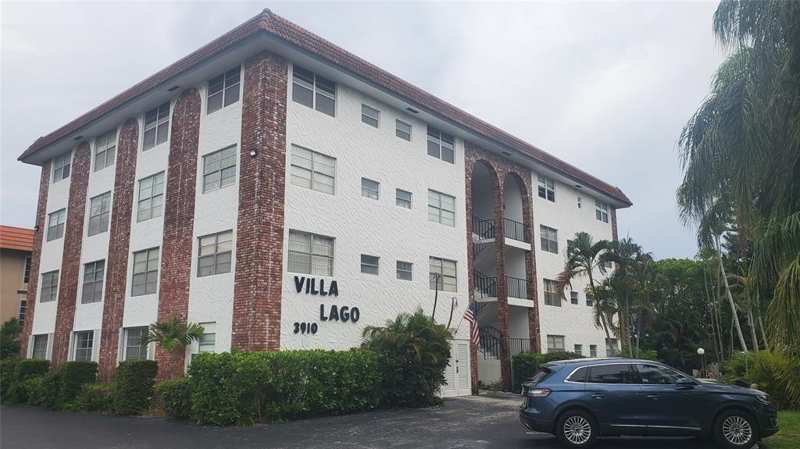 2 bedroom Condominium at 3910 Crystal Lake Drive #403, Villa Lago, Deerfield Beach — photo 1