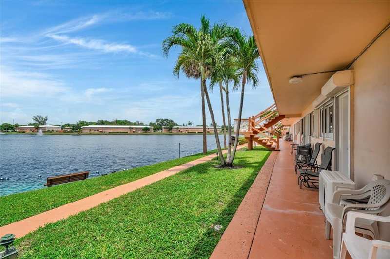 1 bedroom Stock Cooperative at 1050 SW 11th Street #1L, Ro-Len Lakes, Hallandale Beach — photo 1