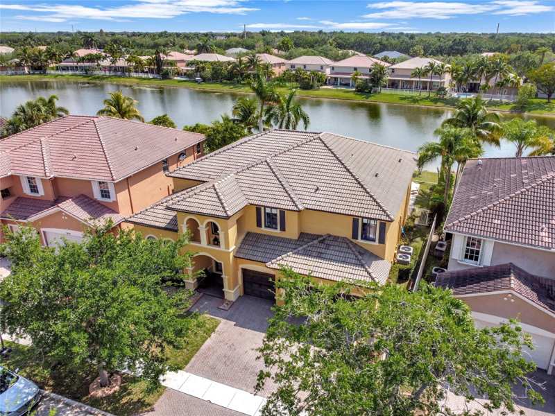 5 bedroom Single Family Residence at 3872 W Hibiscus Street, Isles At Weston 171-40 B, Weston — photo 1