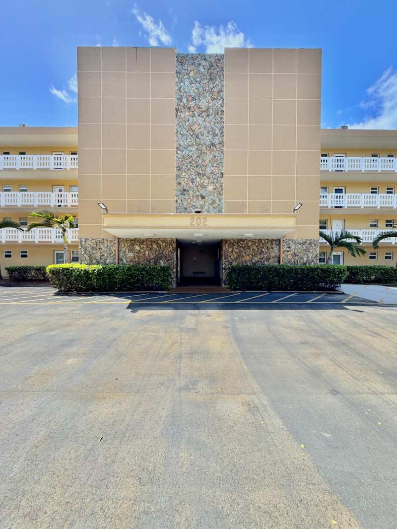 1 bedroom Condominium at 202 SE 10th Street #105, Meadowbrook Lakes Condo, Dania Beach — photo 1