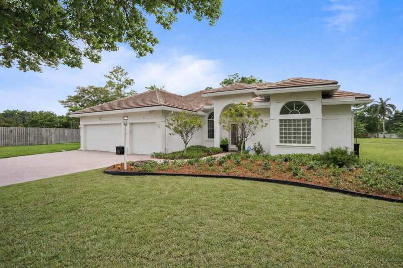 4 bedroom Single Family Residence at 16245 Seneca Circle, Estates Of Stirling Lake, Davie — photo 1