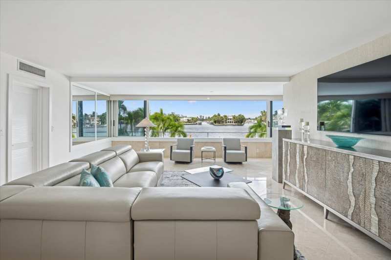 2 bedroom Stock Cooperative at 215 N Birch Road #A2, Versailles Co-Op, Fort Lauderdale — photo 1