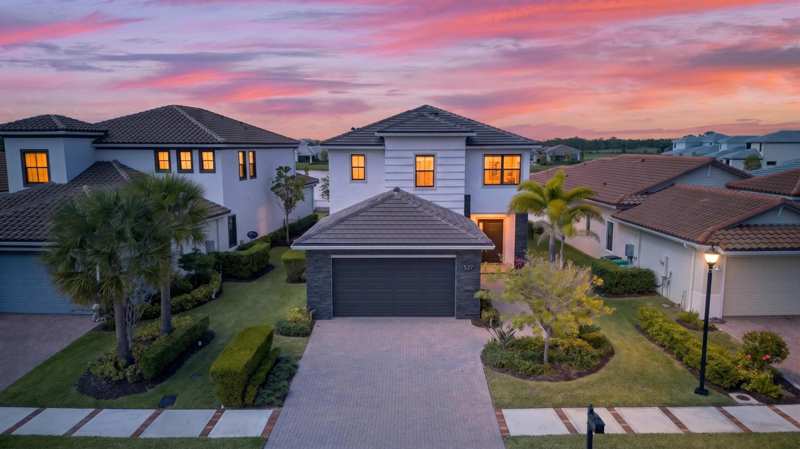 4 bedroom Single Family Residence at 537 SE Fascino Circle, Tesoro Plat No 20, Port St. Lucie — photo 1