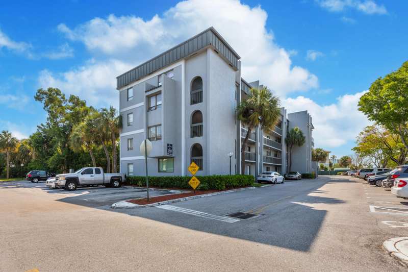 1 bedroom Condominium at 1700 N Congress #302, Presidential Golfview Condo, West Palm Beach — photo 1