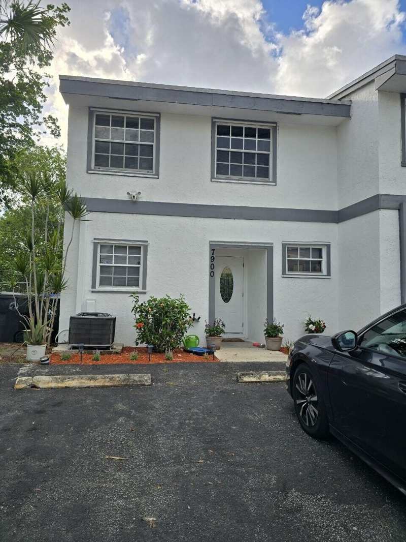 3 bedroom Townhouse at 7900 SW 7th Place, Lauderdale North Park Sec 5, North Lauderdale — photo 1