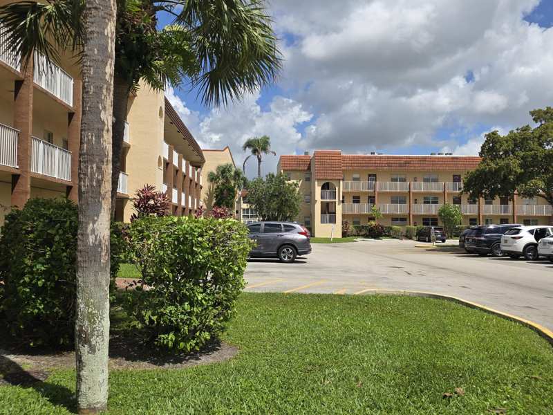1 bedroom Condominium at 2881 N Pine Island Road, Sunrise Lakes 65 Condo, Sunrise — photo 1