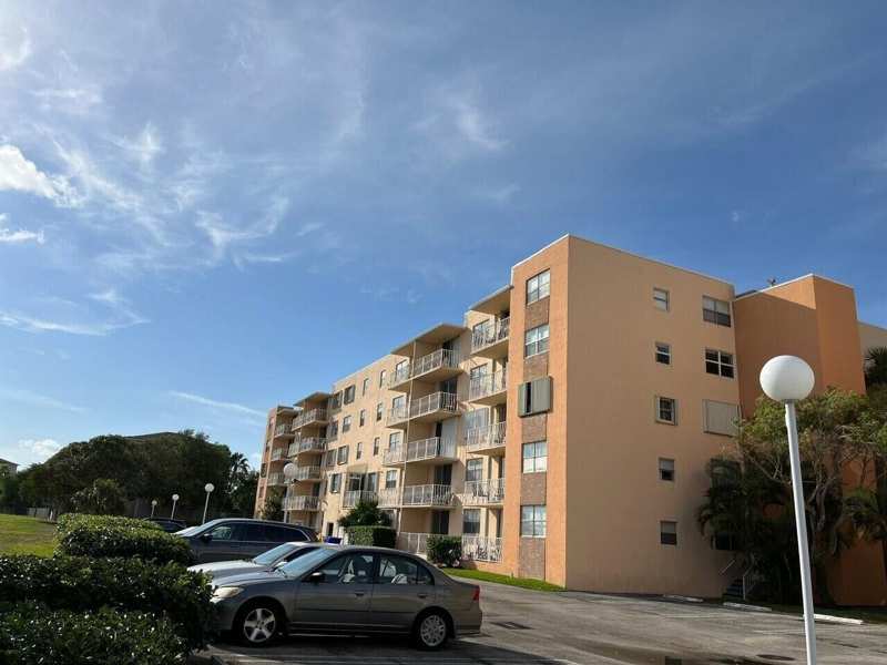 2 bedroom Condominium at 480 Executive Center Drive #4a, Breakwaters Of The Palm Beaches Condo, West Palm Beach — photo 1