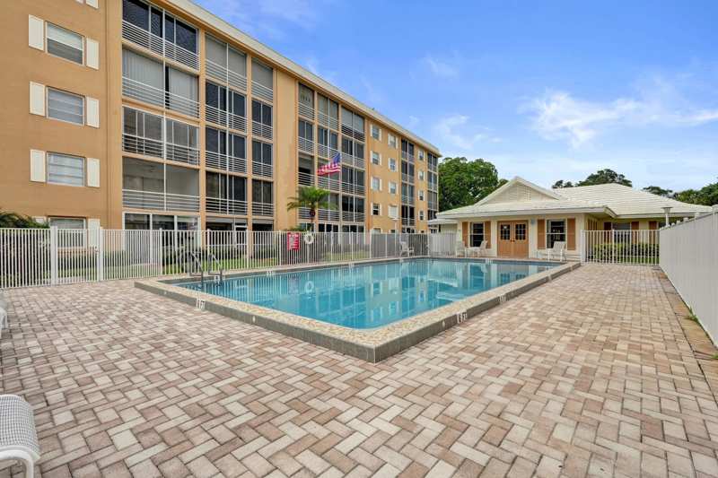 1 bedroom Condominium at 304 Golfview Road #304, Waterway East Condos, North Palm Beach — photo 1