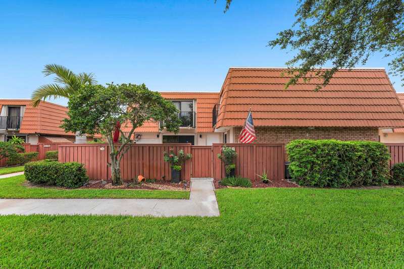 2 bedroom Townhouse at 2818 Waterford Drive, Waterford Courtyards , Deerfield Beach — photo 1