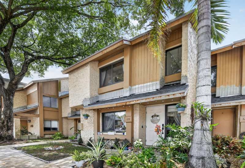 2 bedroom Townhouse at 124 Wimbledon Lake Drive, Wimbledon At Jacaranda Condo, Plantation — photo 1