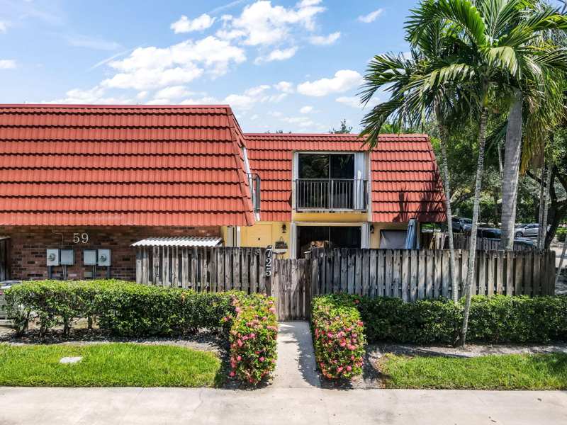 2 bedroom Townhouse at 725 NW 99th Circle, Jacaranda Parcel 610, Plantation — photo 1