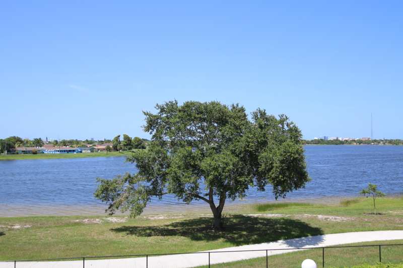 1 bedroom Condominium at 470 Executive Center Drive #3b, Breakwaters Of The Palm Beaches Condo, West Palm Beach — photo 1
