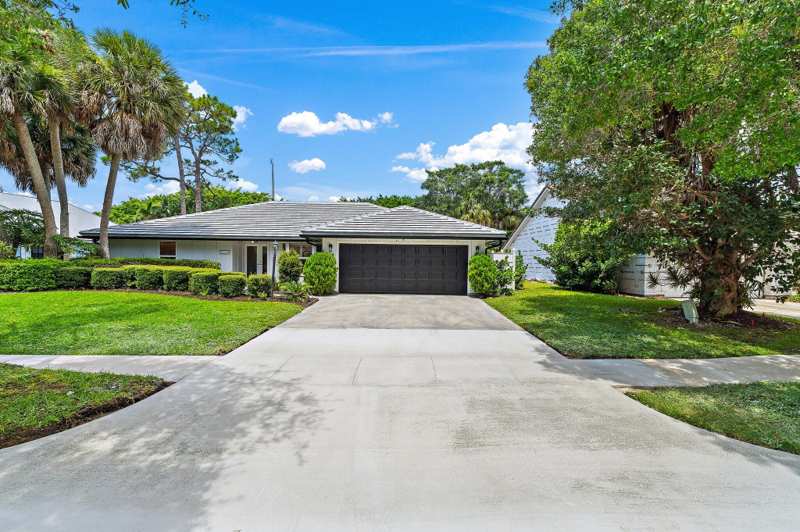 4 bedroom Single Family Residence at 18169 Lake Bend Drive, Shores 1, Jupiter — photo 1