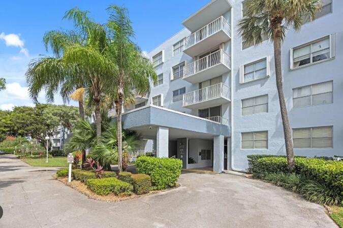 1 bedroom Condominium at 480 Executive Center Drive #2F, Breakwaters Of The Palm Beaches Condo, West Palm Beach — photo 1