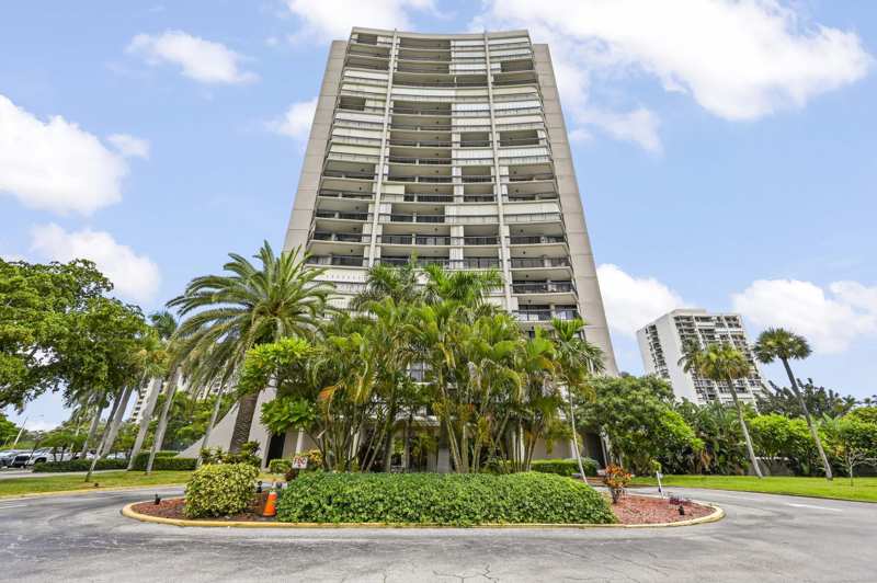 2 bedroom Condominium at 2425 Presidential Way #1006, Lands Of The President Condo 7, West Palm Beach — photo 1