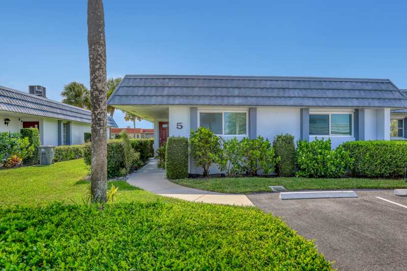 2 bedroom Villa at 2886 Fernley Drive #5, Cresthaven Cond Townhomes Sec 1, West Palm Beach — photo 1