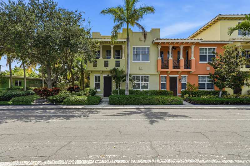 3 bedroom Townhouse at 219 N L Street #100, Coconut Walk Of Lake Worth, Lake Worth Beach — photo 1