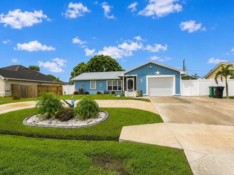 2 bedroom Single Family Residence at 261 SE Wallace Terrace, Port St Lucie Section 13, Port St. Lucie — photo 1