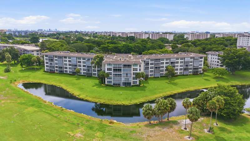 3 bedroom Condominium at 555 Oaks Lane #303, No 67 Palm-Aire Country Club, Pompano Beach — photo 1
