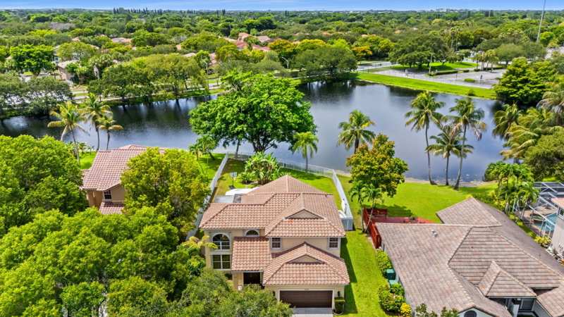 4 bedroom Single Family Residence at 10740 London Street, Embassy Lakes, Cooper City — photo 1