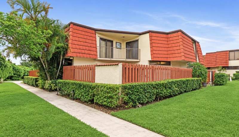 2 bedroom Townhouse at 3874 Victoria Drive, Somerset, West Palm Beach — photo 1