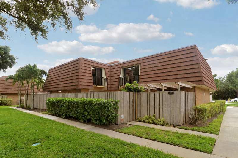 3 bedroom Townhouse at 1901 19th Lane, Garden Lakes And Garden Square Shops, Palm Beach Gardens — photo 1