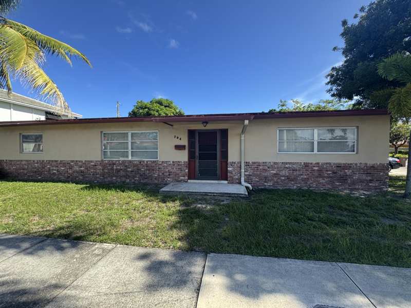 4 bedroom Single Family Residence at 704 E Hillsboro Boulevard, Deerfield Beach Estates, Deerfield Beach — photo 1