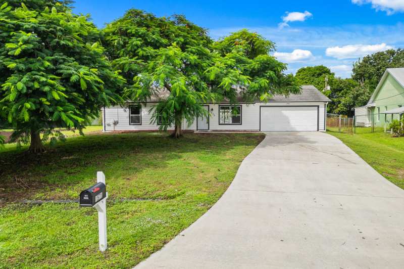 4 bedroom Single Family Residence at 1575 SW Fresno Road, Port St Lucie Section 14, Port St. Lucie — photo 1
