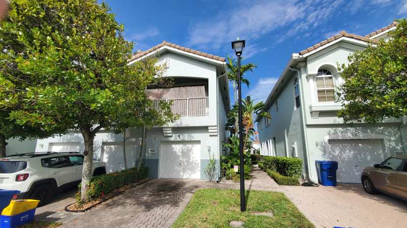 2 bedroom Townhouse at 3051 Laurel Ridge Circle, Thousand Oaks, Riviera Beach — photo 1