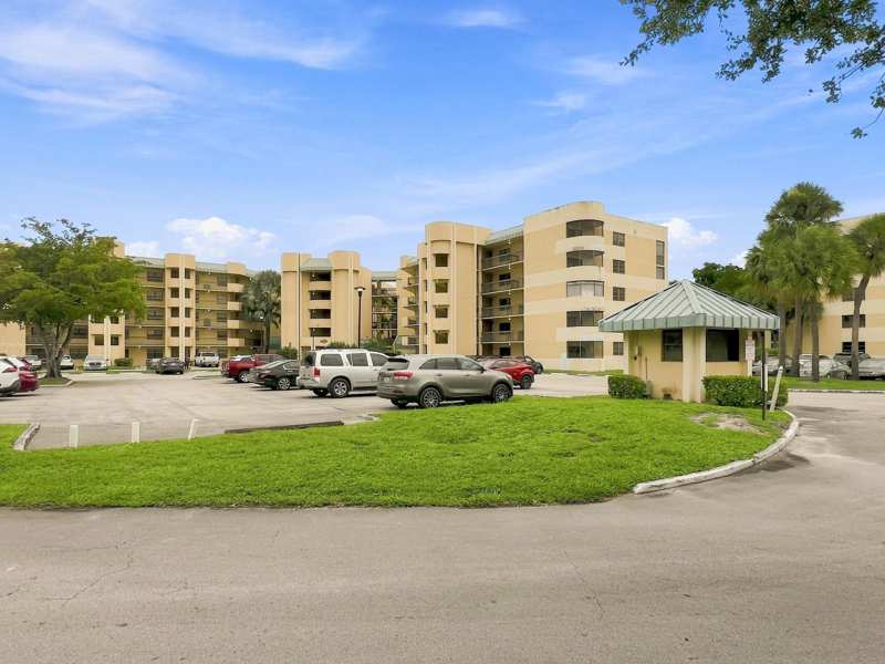 2 bedroom Condominium at 6575 W Oakland Park Boulevard #101, Isles Of Inverrary II Condo, Lauderhill — photo 1