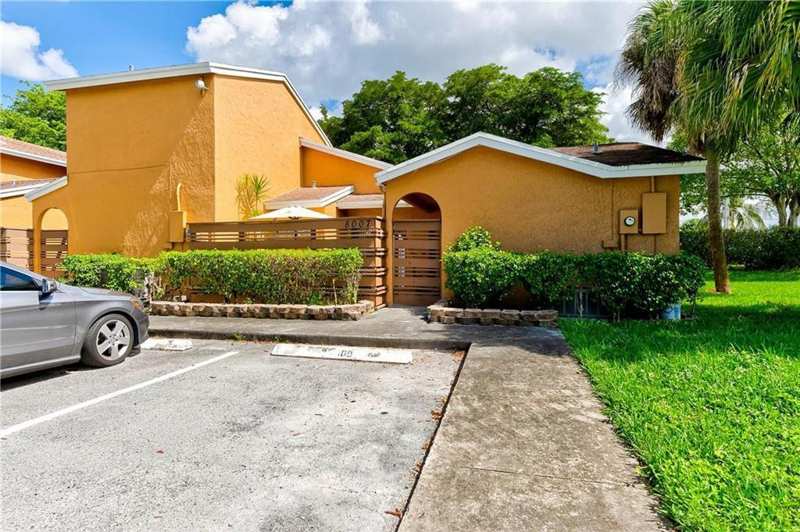 2 bedroom Villa at 8007 NW 71st Court, Woodmont Tracts 72 A & 72, Tamarac — photo 1
