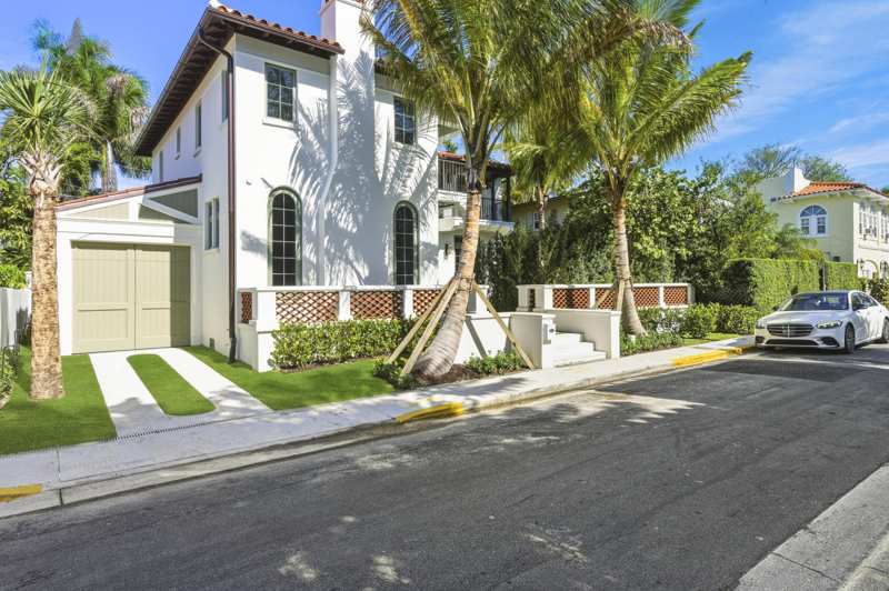 4 bedroom Single Family Residence at 259 Oleander Avenue, Erbs Daisy E Add, Palm Beach — photo 1