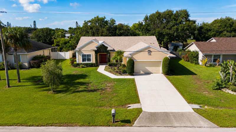 3 bedroom Single Family Residence at 610 SW College Park Road, Port St Lucie Section 41, Port St. Lucie — photo 1