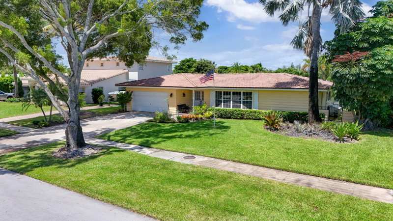 4 bedroom Single Family Residence at 119 Cruiser Road, Yacht Club, North Palm Beach — photo 1